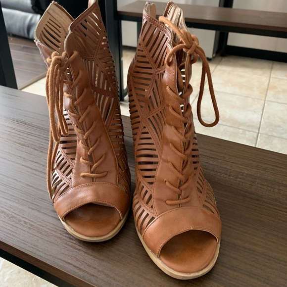 Super cute pumps. Size 8 - Picture 4 of 4